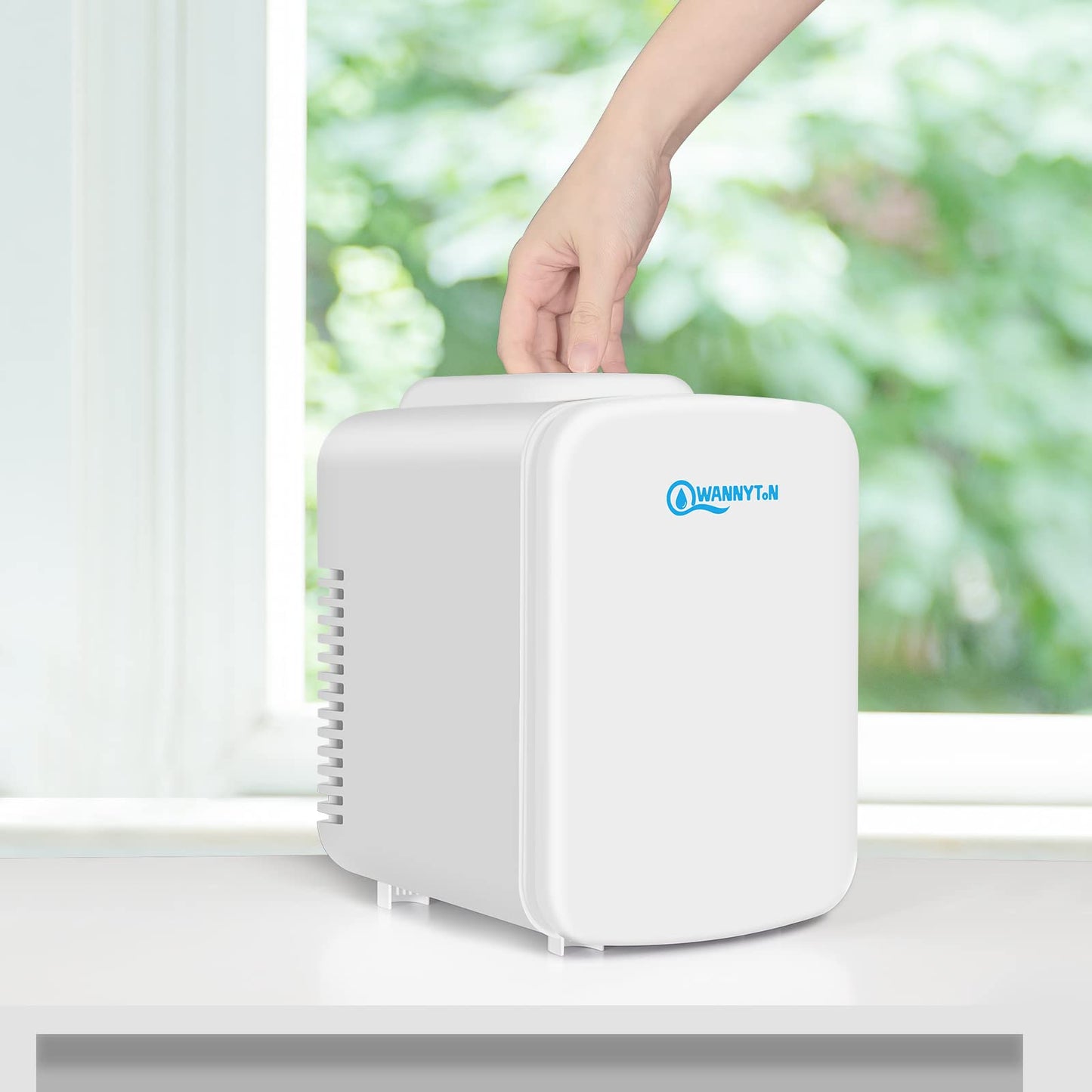 WANNYTON Mini Kühlschrank 4 Liter / 6 Dosen, Tragbarer Kleiner Kühlschränke mit Kühl- und Heizfunktion, Getränkekühlschrank für Zimmer Auto Büro, AC 220-240 V, DC 12 V, Weiß