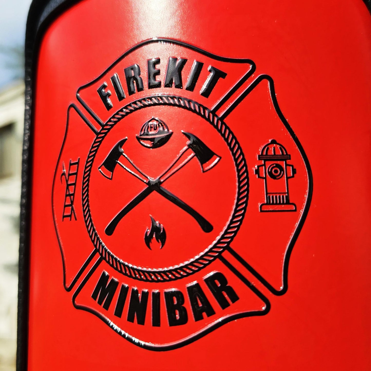 Feuerlöscher Minibar FEUERWEHRLER mit 7-teiligem Zubehör-Set inkl. 3 Schnapsgläser, Whiskysteine, Schnapsausgießer, Feuerzeug und Korkuntersetzer
